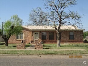 Building Photo - HOUSE -- 3 bedrooms, 2 bathrooms
