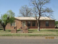 Building Photo - HOUSE -- 3 bedrooms, 2 bathrooms