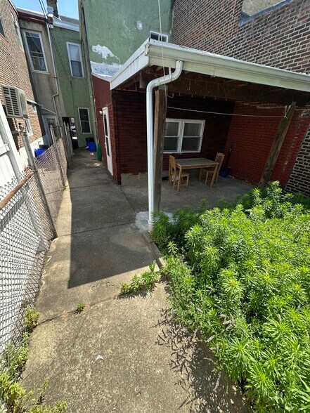 Bckyard - 2552 E Clearfield St