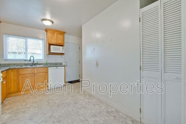 Building Photo - 2709 Alma St