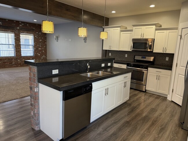 Building Photo - 5535 W Naples Dr