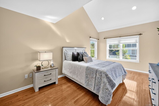 Building Photo - 32 Bay Hill Dr