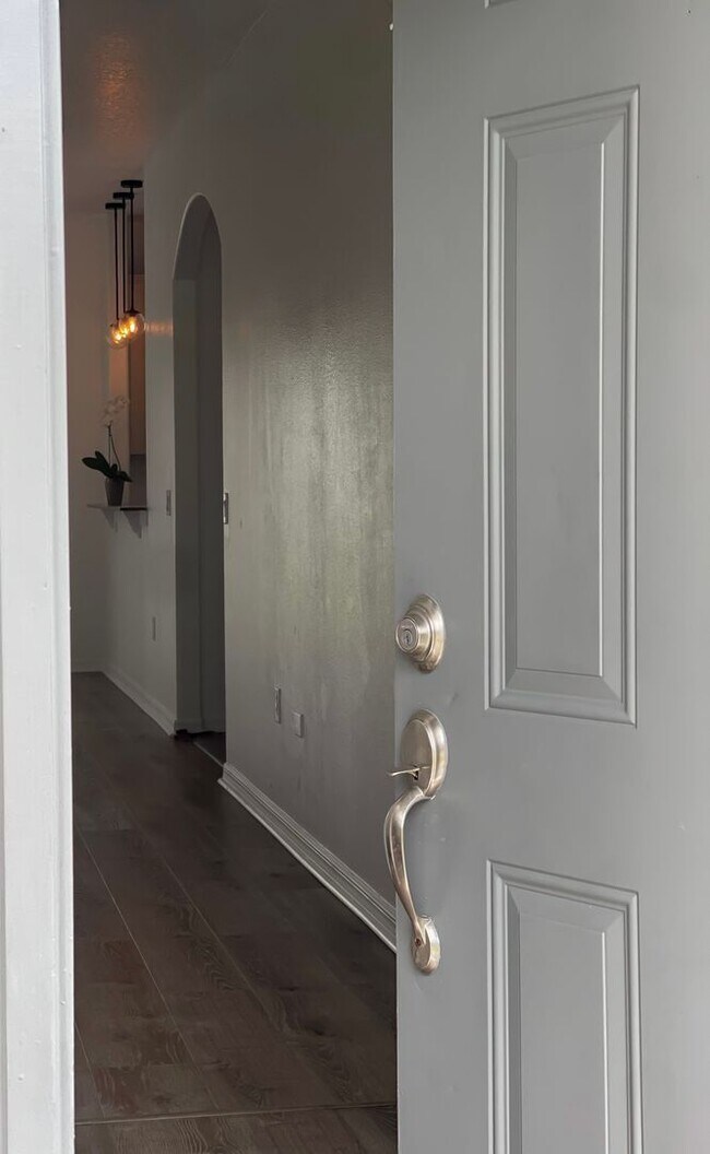 Building Photo - Beautifully Updated 3-Bedroom Townhouse in...