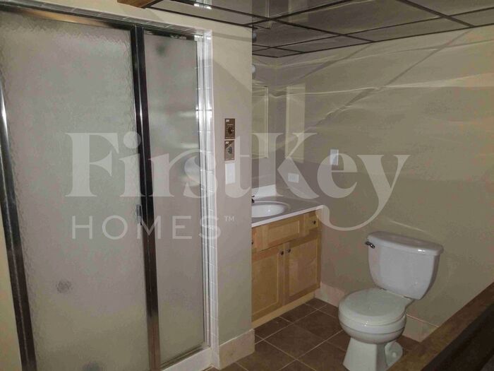 Building Photo - 185 Paramount Dr