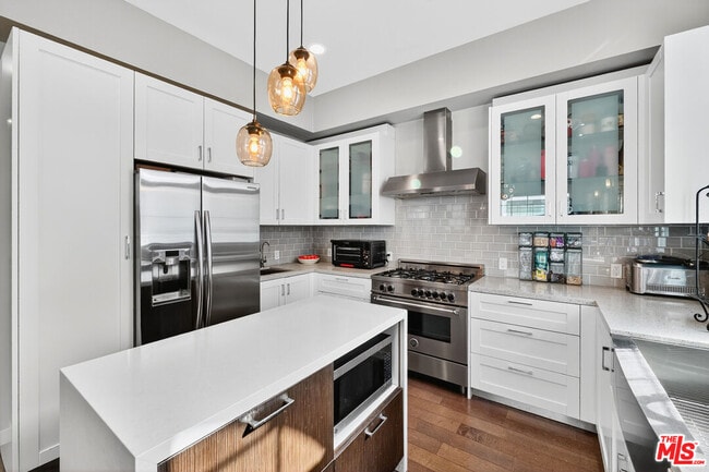 Building Photo - 5933 W Luna Park