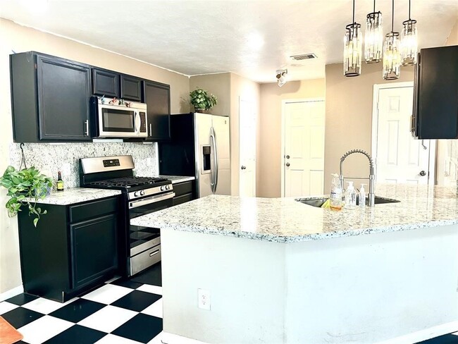 Building Photo - 19111 Canaras Ct