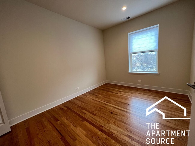 Building Photo - 3230 N Clark St