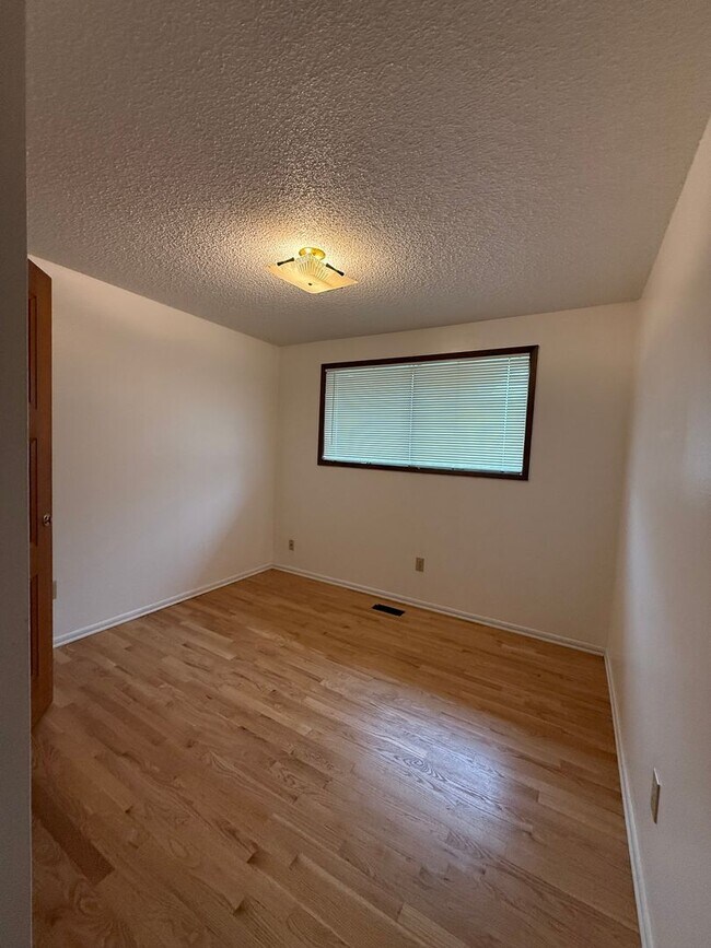 Building Photo - Great location in Milwaukie, OR! 3 bedroom 1 bath home with a large yard!