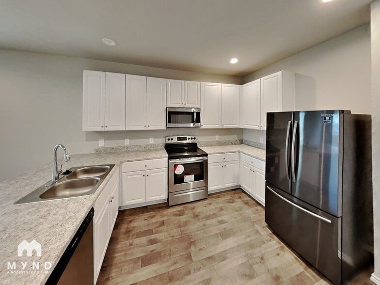 Building Photo - 7304 Marina Del Rey