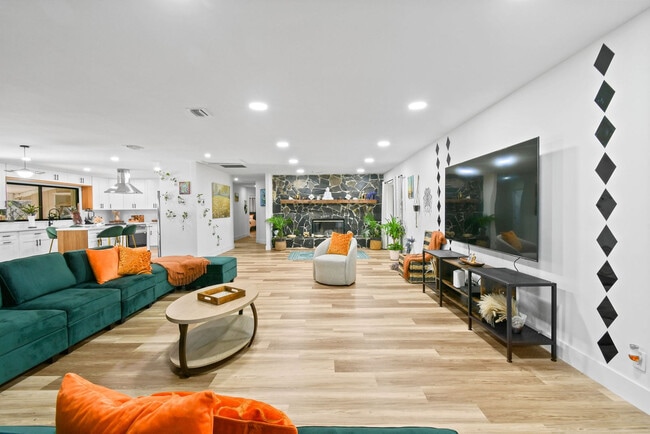 Building Photo - 13014 46th Ct N