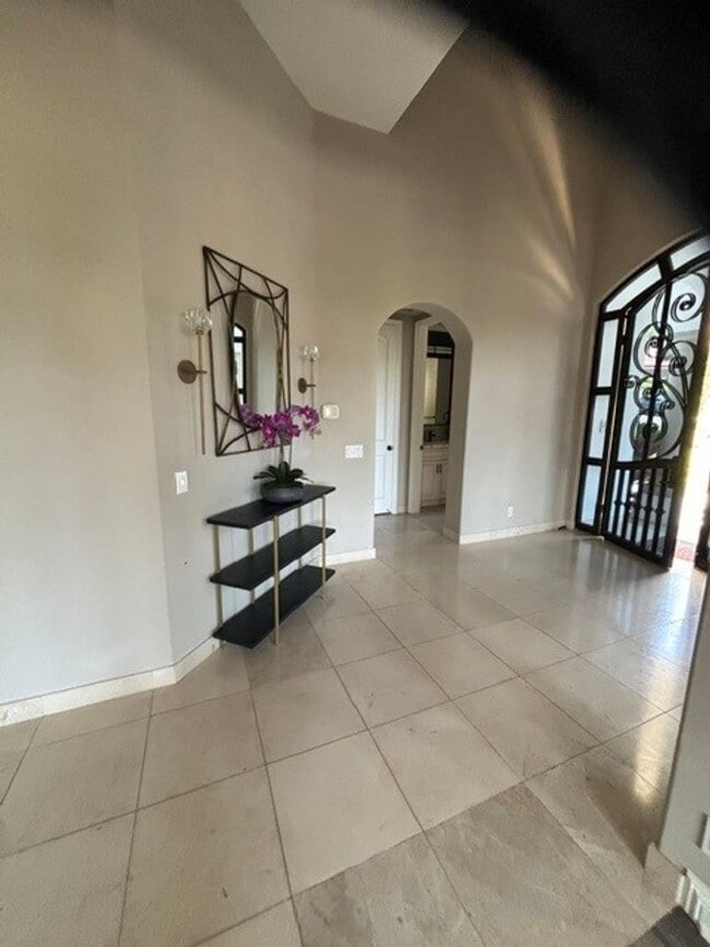 Building Photo - 30732 Paseo Elegancia