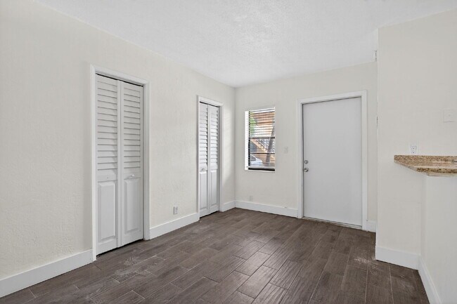 Building Photo - Bright & Modern 1-Bedroom Apartment in Prime Oakland Park Location