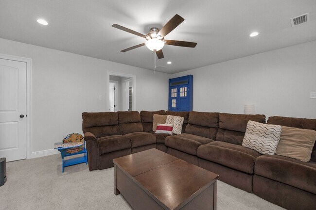 Building Photo - 5718 Oak Hvn Ln