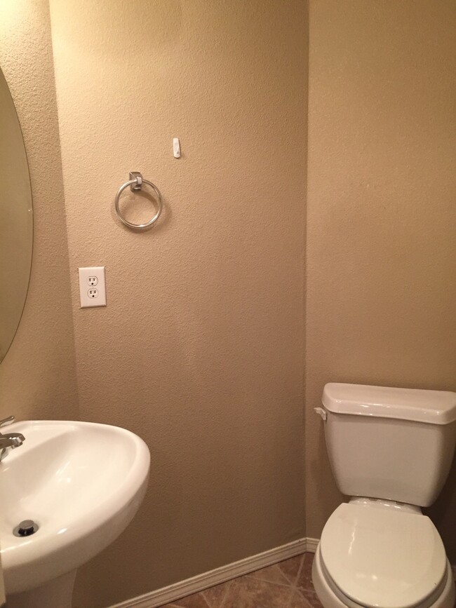 Building Photo - Large 2 Bedroom Sterling Ridge Town Home with 2 car garage
