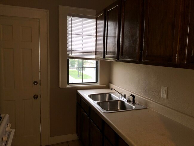 Building Photo - 1115 S Jennings Ave