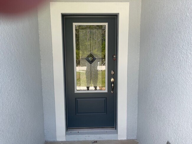 Building Photo - Like new 5/3/2 with screened in porch and much more...