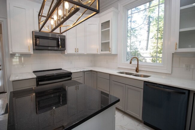 Building Photo - Historic Charm Meets Modern Living in Olympia – Walk to Williams-Brice Stadium!