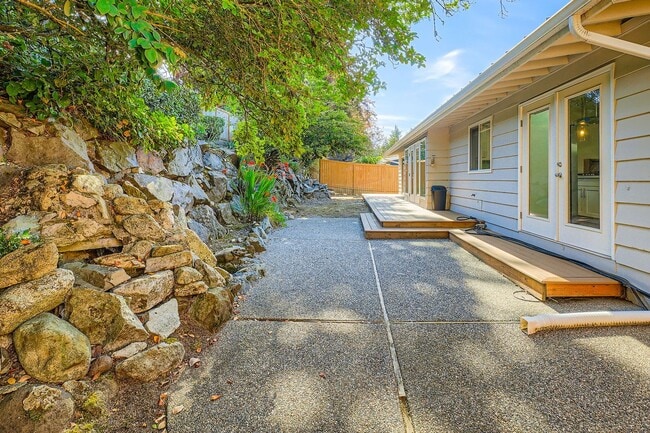Building Photo - Beautiful Modern House Near Lake Hills and...