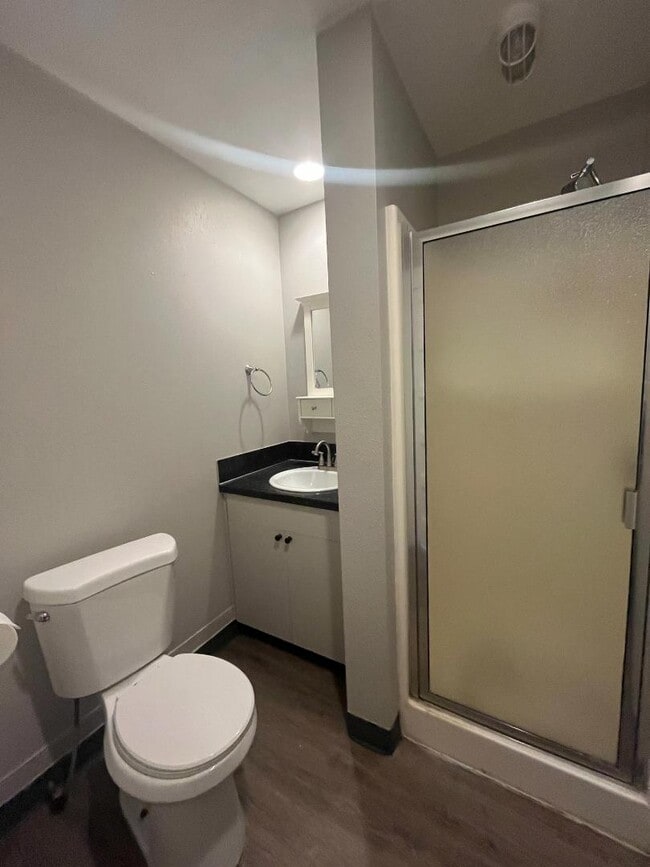 Building Photo - 122 SE Harlow Ave