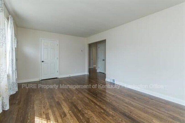 Building Photo - 574 Bob-O-Link Drive