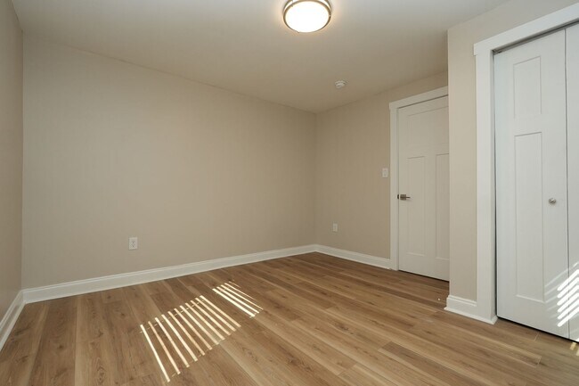 Building Photo - 2BR w/ Driveway & W/D Hookups near Uptown Charlotte