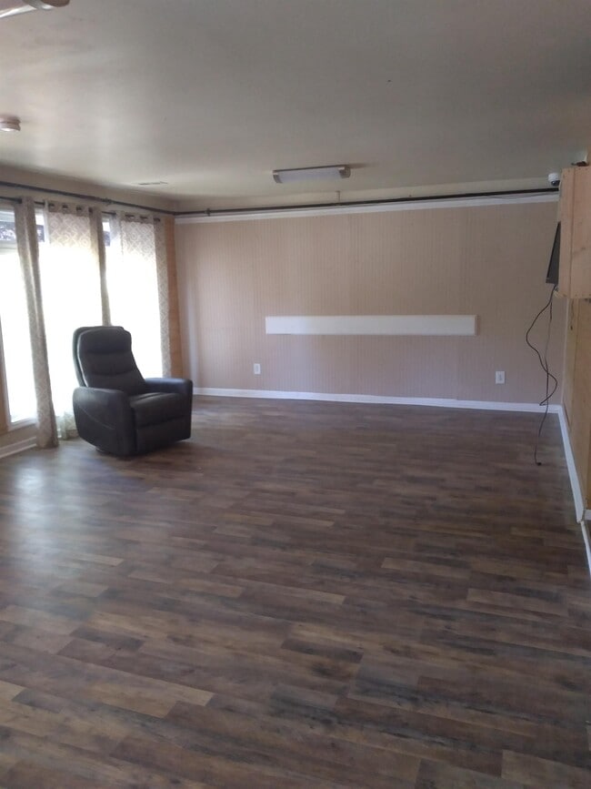 Building Photo - 216 S Pecan St