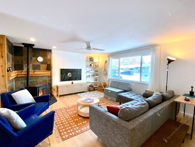 Building Photo - *Unfurnished* Charming Single-Story 3-Bedroom, 2-Bathroom Rancher with Stunning Yard