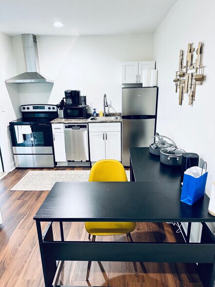 Building Photo - 107 David St