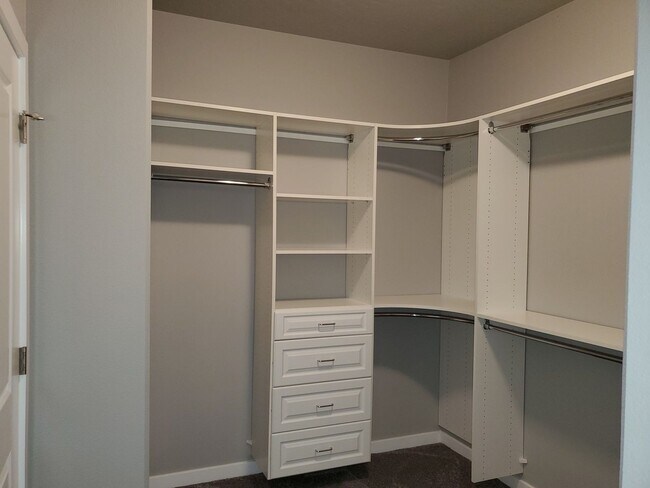 Building Photo - Immaculate Custom 3 bdrm Home for rent in the Montrose developement!