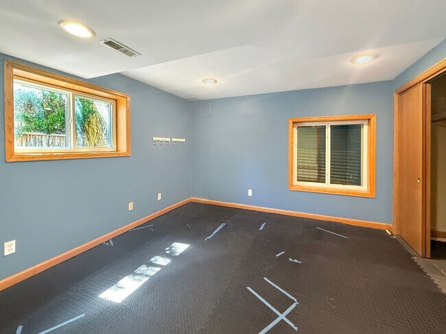 Building Photo - $0 DEPOSIT OPTION. SPACIOUS 4-BEDROOM CENT...
