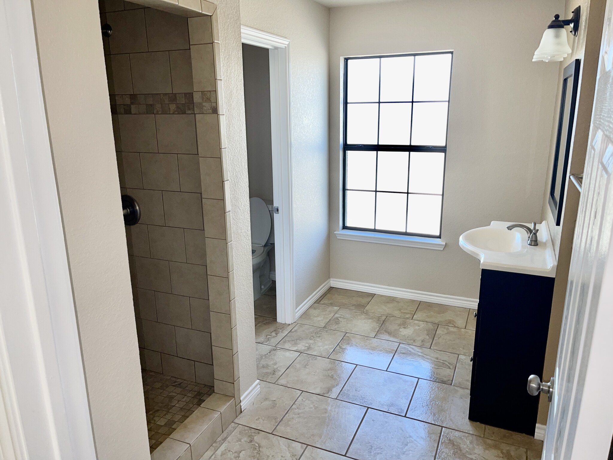 Bathroom 1 with private toilet - 1305 Kings Way