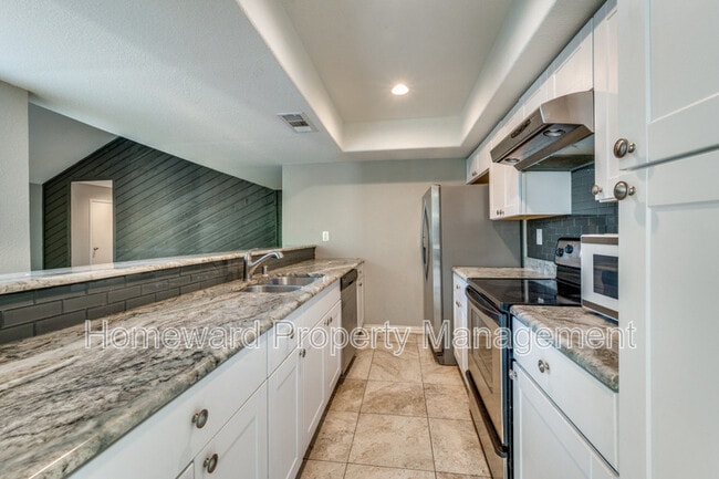 Building Photo - 2211 Heritage Cir