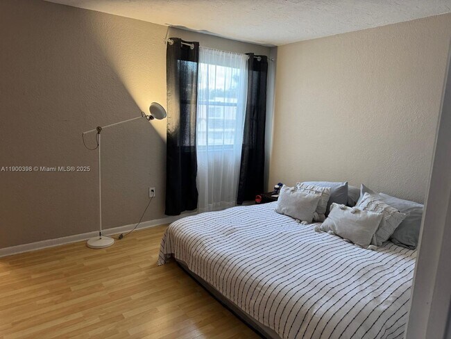 Building Photo - 4515 SW 68th Ct Cir