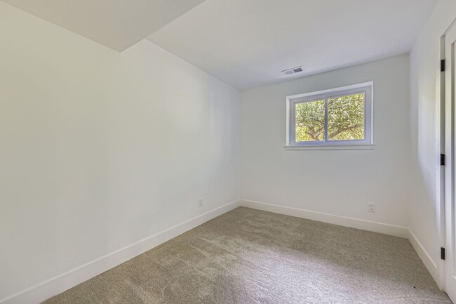 Building Photo - Recently Remodeled 4BD, 3BA Louisville Home