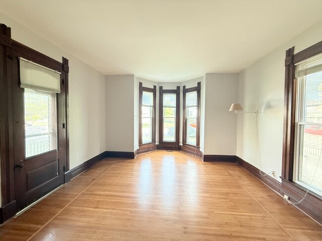 Building Photo - 1603 E Oak St