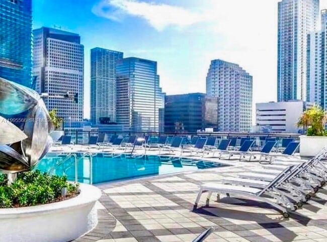 Building Photo - 999 SW 1st Ave