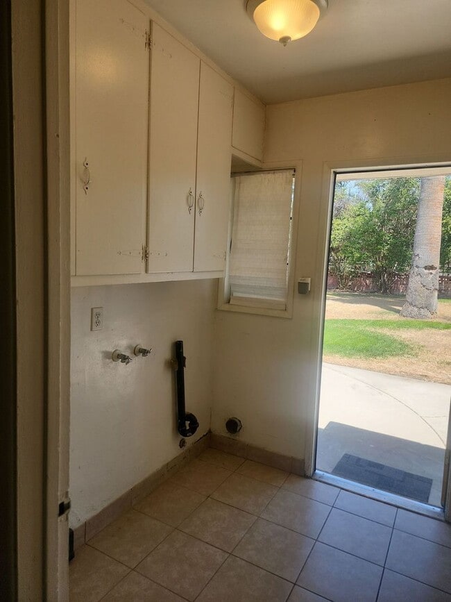 Building Photo - Charming property in Bakersfield – Minutes...