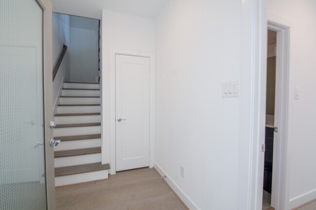 Building Photo - 462 S Centro Cir
