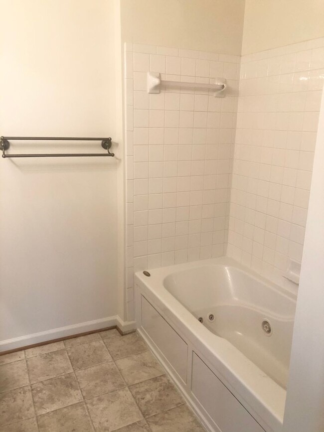 Building Photo - Bright Condo in Convenient Location