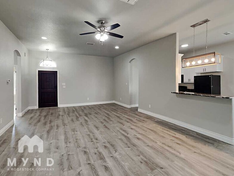 Building Photo - 375 E 9th St