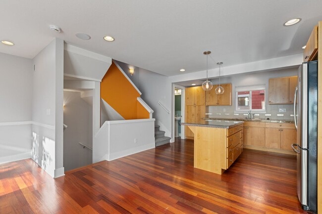 Building Photo - 3Bd/2.5Ba Seattle Townhouse