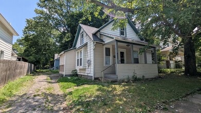 Building Photo - Discover this newly renovated 3-bedroom, 1-bath home in Akron