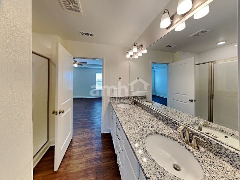 Building Photo - 1323 Lomond Dr