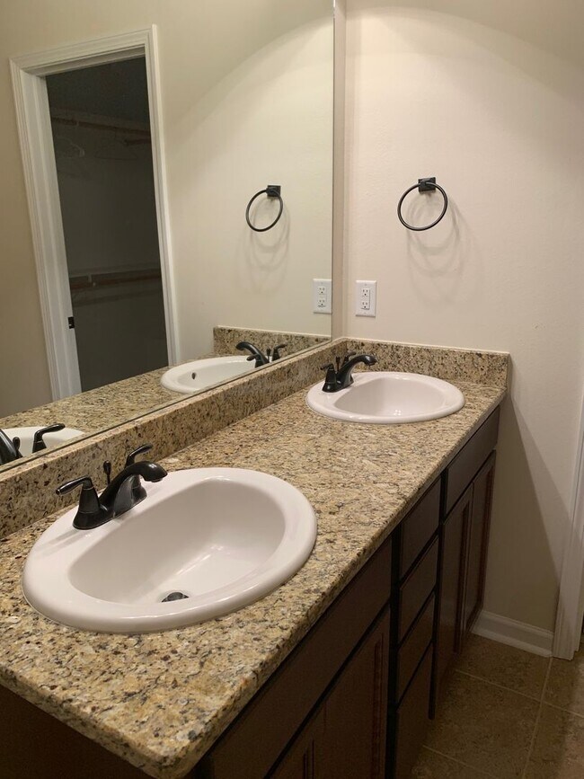 Building Photo - Beautiful 3 bedroom 2 bath home in