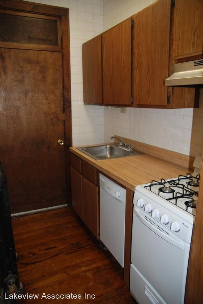 Building Photo - 2339 N Geneva Terrace