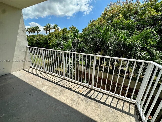 Building Photo - 7701 N Kendall Dr