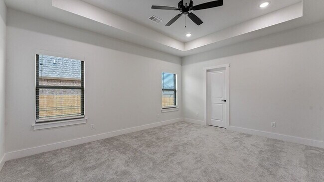 Building Photo - "Charming 3-Bedroom Retreat with Granite Elegance & Cozy Fireplace in Farmington!"