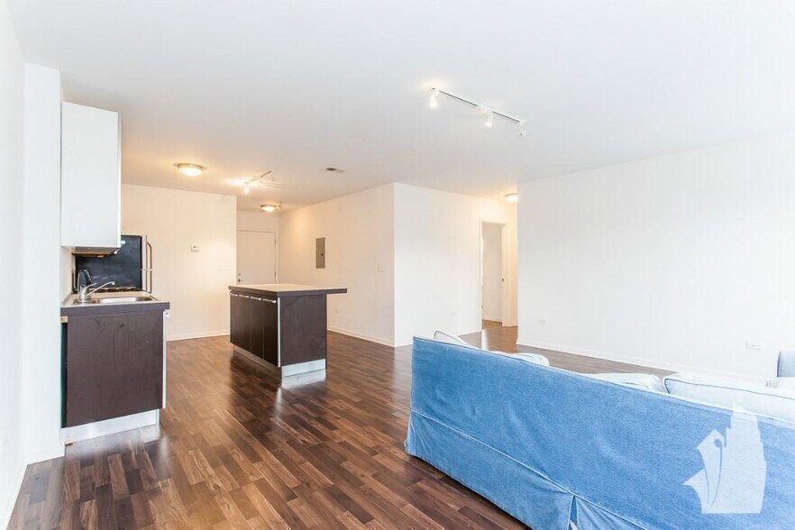 Building Photo - 1544 W Glenlake Ave