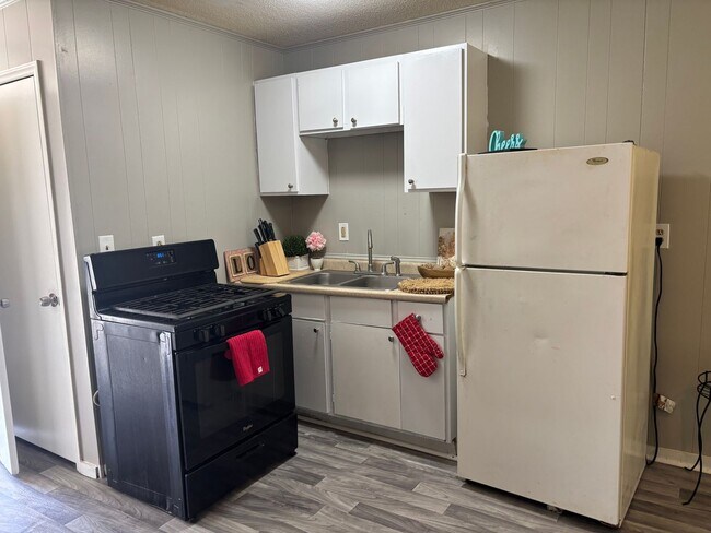 Building Photo - 390 N King St