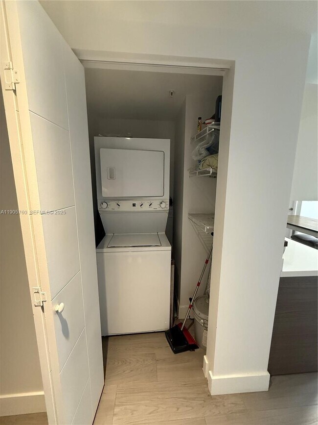 Building Photo - 1010 SW 2nd Ave